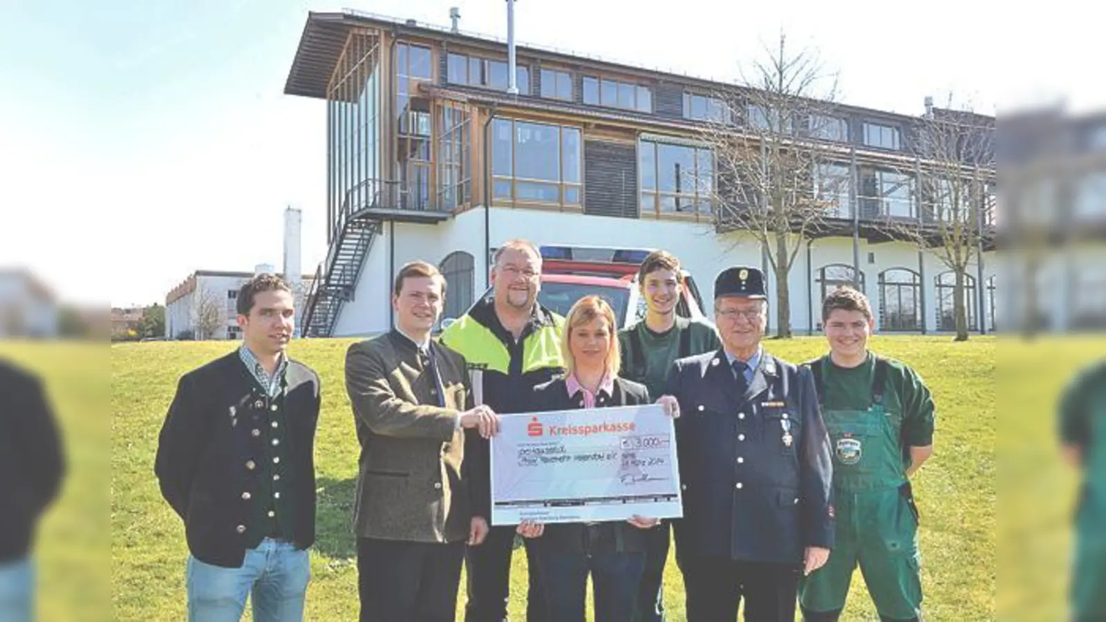 Der Erlös der Weihnachtstombola der Brauerei Aying von 1.500 Euro wurde vom Junior-Braeu Franz Inselkammer verdoppelt.  (Foto: Schunk (honorarfrei))