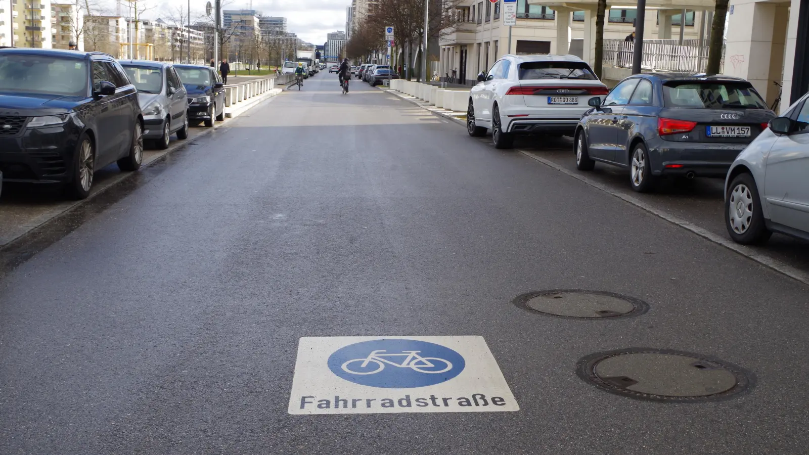 Die Erika-Mann-Straße ist bereits Fahrradstraße. Bürger wünschen sich nun zusätzliche Radständer, etwa auf Höhe der Hausnummer 69 und 61. (Foto: Beatrix Köber)