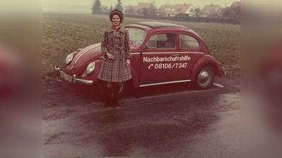 Schon ab Mitte der 1970er unterstützte die NbH Senioren mit dem Mobilen Mittagstisch. Hier zu sehen Einsatzleiterin Gerda Penzel mit dem flotten Liefermobil.  (F: NbH )