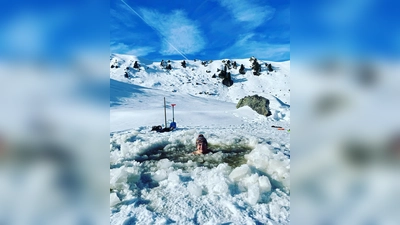 Kurios und faszinieren zugleich. Wigald Boning in einem Selbstexperiment. (Foto: Theater Markt Schwaben)