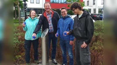 v.l.n.r.: Stefanie Pockrandt-Gauderer (Vorstand Bündnis Zukunft Germering e.V.), OB Andreas Haas, Christian Klöpfer (Stabsstelle Klimaschutz) und Niklas Asikoglu (Jugendbeirat) bei der Einweihung des Trinkbrunnens in Germering. (Foto: Stadt Germering)