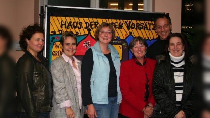 Die Gründungsmitglieder des Fördervereins der Camerloher Grundschule in München-Laim e.V. haben sich viel vorgenommen: (v.l.) Maria Huber, Marion Kleditzsch, Ursula  Schramm, Ilse Schneller, Dominikus Schweighart und Ramona Pölzl-Rosenhammer. (Foto: tg)