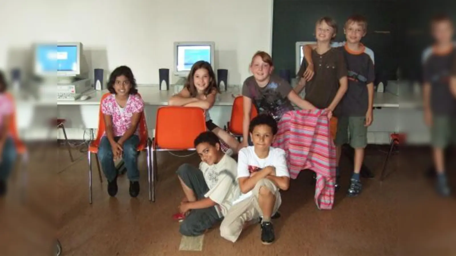 Stolz auf ihren „Computerführerschein“ sind (von links) Abitha Jayamohan, Melina Bregenzer, Sophie Karrasch, Maximilian Schmid, Bernhard Forster und (vorne) Jean-Morris Biramah sowie Gabriel Rosenberger. Beim Fototermin nicht dabei, aber beim Kurs auch erfolgreich waren Zoe Green und Ali Boraze. (Foto: Schraft)