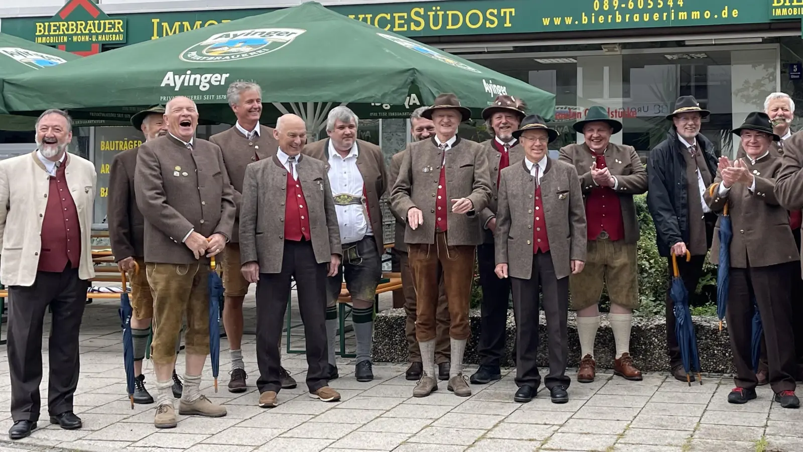 Thomas Schmid (l.) hat seinen Sängerkreis seit über 40 Jahren gut im Griff. Auch Bürgermeister Thomas Loderer (r.) gehört zu den Mitsängern. (Foto: hw)