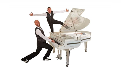 Laden ein zur „Kla4händigen Weltreise Show”: Stephan Weh (links) und Marcel Dorn. (Foto: Pianotainment)