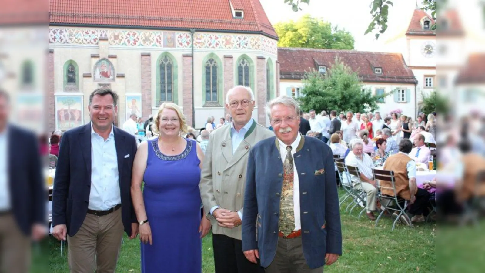 Stadtrat Josef Schmid (OB-Kandidat), Bezirksrätin Barbara Kuhn, MdB Hans-Peter Uhl und MdL Otmar Bernhard (von links) luden zum Sommerempfang ein. Im Hintergrund: die Schlosskapelle Hl. Dreifaltigkeit, die 1488 erbaut wurde und seither nahezu unverändert blieb. (Foto: job)