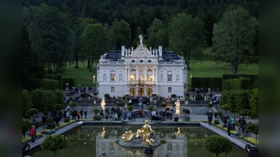 Schloss Linderhof lädt wieder zur beliebten König-Ludwig-Nacht zur Feier des 174. Geburtstages König Ludwigs II. von Bayern am 25. August ein. (Foto: VeA)