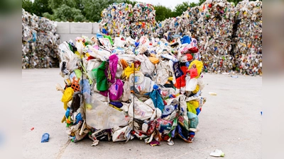 In gebrauchten Kunststoffverpackungen stecken wertvolle Rohstoffe für die Herstellung neuer Produkte. (Foto: Initiative Mülltrennung wirkt / Holger Martens)