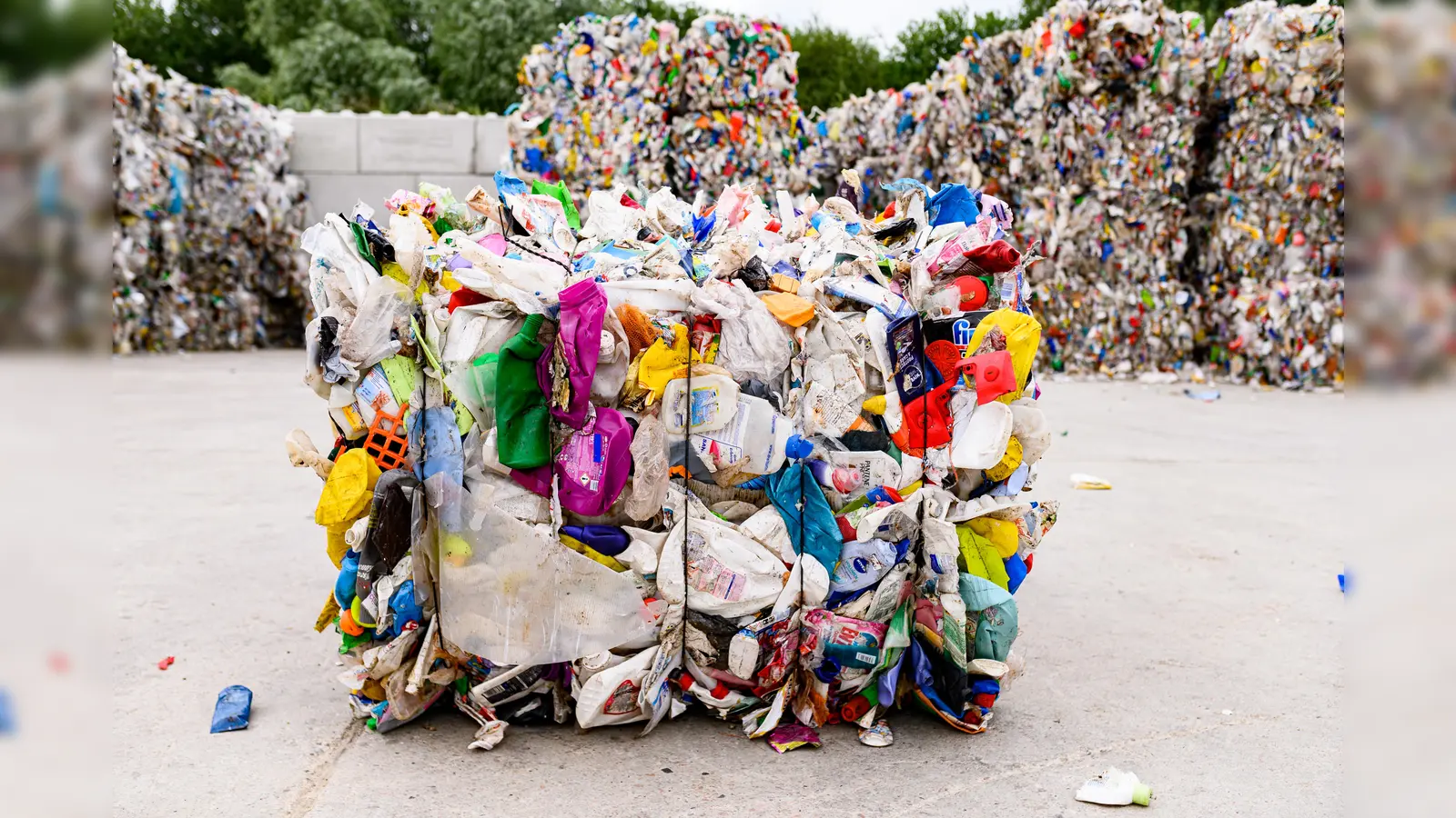 In gebrauchten Kunststoffverpackungen stecken wertvolle Rohstoffe für die Herstellung neuer Produkte. (Foto: Initiative Mülltrennung wirkt / Holger Martens)