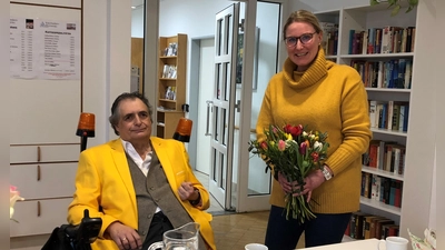 ASZ-Leiterin Melanie Weindl gratuliert Johann Wolfram zu seinem beeindruckenden Engagement.  (Foto: Steffen Marquordt)