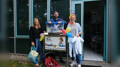 Kristina Eibl (KoKi), Jugendamtsleiter Dominik Hohl und Veronika Brackhane (KoKI - v.l.) bei der Einweihung der Frischlings-Stube.  (Foto: ©Landratsamt Ebersberg)