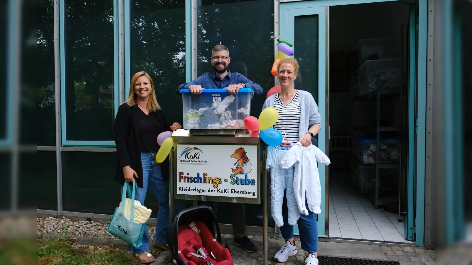 Kristina Eibl (KoKi), Jugendamtsleiter Dominik Hohl und Veronika Brackhane (KoKI - v.l.) bei der Einweihung der Frischlings-Stube.  (Foto: ©Landratsamt Ebersberg)