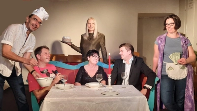 Das Ensemble des Weilheimer Kellertheaters bei den Proben zu „Das perfekte Desaster Dinner“. (Foto: Weilheimer Kellertheater)