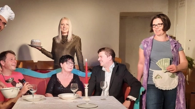 Das Ensemble des Weilheimer Kellertheaters bei den Proben zu „Das perfekte Desaster Dinner“. (Foto: Weilheimer Kellertheater)