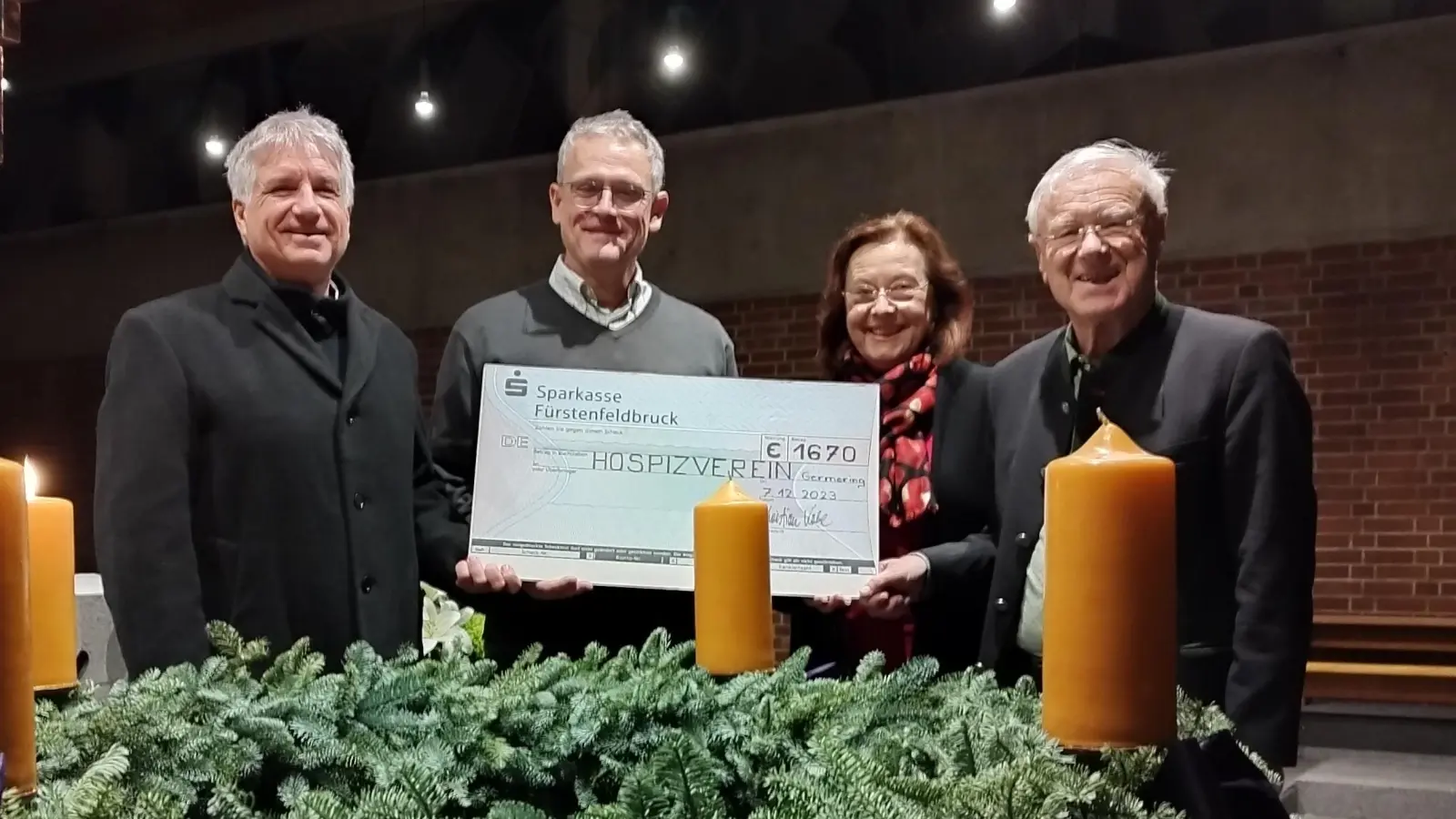 Freuten sich bei der Spendenübergabe (von links): Christian Kube (Stadtkirche Germering), Christian Schramm (Chorleiter) sowie Gabriele Kern und Helmut Ankenbrand (Hospizverein Germering). (Foto: Hospizverein Germering e.V.)