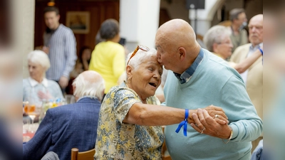 Alter schützt vor Liebe nicht - aber Liebe vor dem Alter. Aufgenommen beim Frühlingsfest des Vereins „Ein Herz für Rentner”.  (Foto: Renate Forster/Forster & Martin Foto)