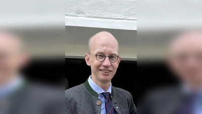 Der neue und der alte Präsident des Rotary-Clubs Gauting-Würmtal: Dr. Thomas Lösler (links) und Dr. Klaus Höchstetter. (Foto: privat)