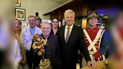Günther Sigl (l.) mit Morisken, Laudator Dieter Reiter, dahinter Würmesia-Präsidentin Elisabeth Proyer im Kreise der Würmesia. (Foto: Ulrike Seiffert)
