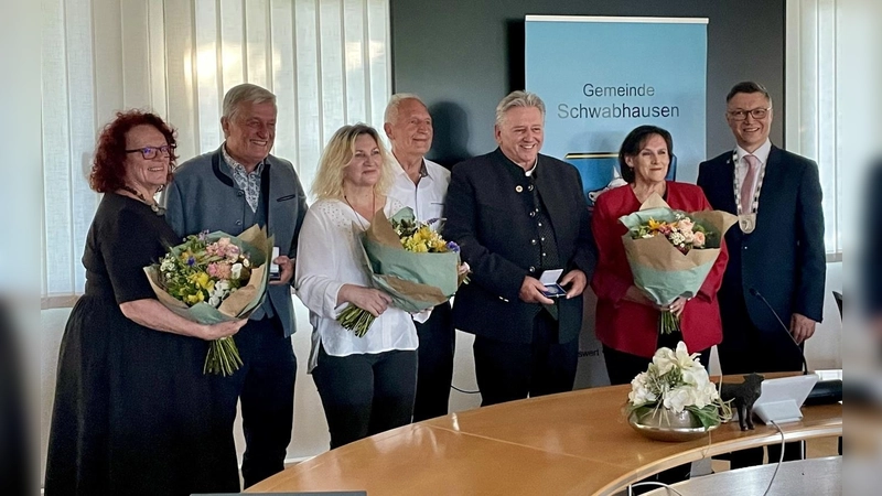 Die Geehrten mit ihren Ehefrauen: Sabine und Hans Sturm, Vlasta und Anton Kornprobst, Albert und Ingrid Rosa Winkler sowie Bürgermeister Wolfgang Hörl (v. l.). (Foto: Gemeinde Schwabhausen)