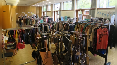 Dank des ehrenamtlichen Einsatzes der etwa 70 Helfer verwandelt sich das Unterföhringer Pfarrheim zweimal jährlich in ein Secondhand-Kaufhaus.  (Foto: Kolpingsfamilie Unterföhring)