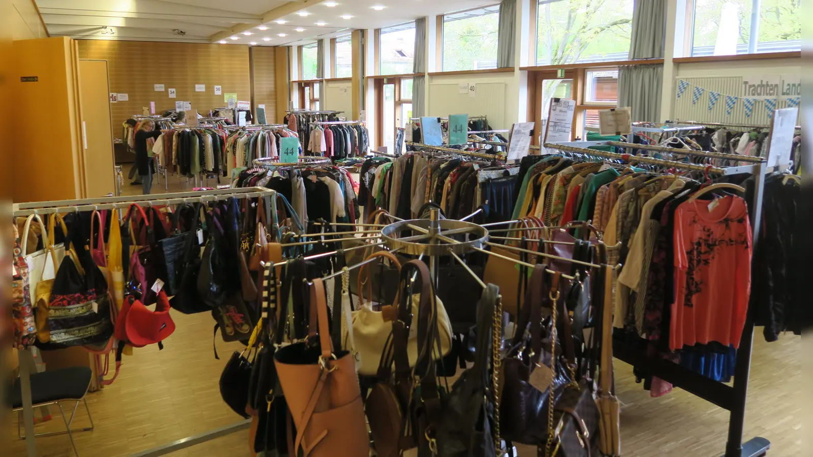 Dank des ehrenamtlichen Einsatzes der etwa 70 Helfer verwandelt sich das Unterföhringer Pfarrheim zweimal jährlich in ein Secondhand-Kaufhaus.  (Foto: Kolpingsfamilie Unterföhring)