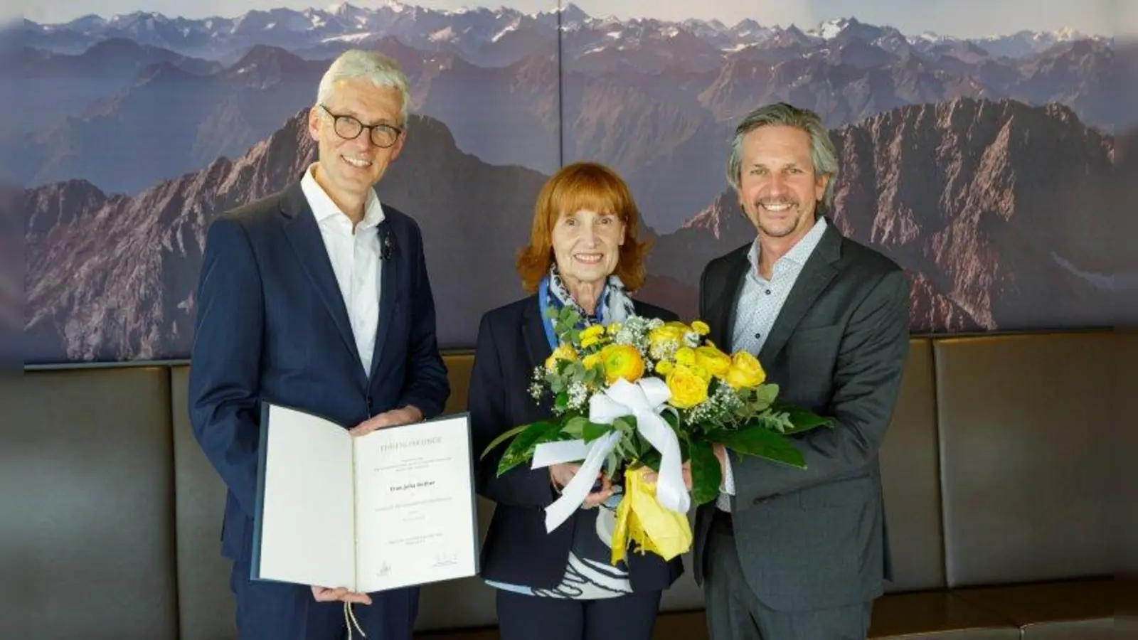 Julia Rother erhielt aus den Händen von Martin Krisam (links, ADAC-Vorstand für Ortsclubarbeit) und ADAC-Südbayern-Vorsitzendem Dr. Gerd Ennser (rechts) die Goldene Ehrennadel in Gold mit Brillanten. Die Ehrung konnte nach negativem PCR-Corona-Schnelltest in kleinem Rahmen stattfinden. (Foto: SL pictures / Leiprecht)