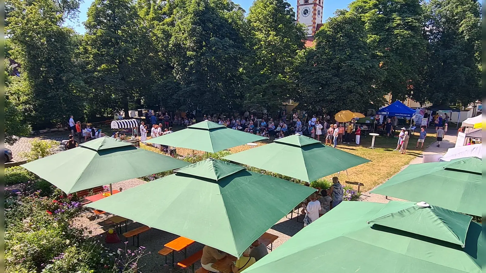 Im Schatten der großen Sonnenschirme lässt es sich gut verweilen bei den 28. Moosacher StadtteilKulturTagen.  (Foto: Isabel Metzger)