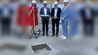 Feierten gemeinsam die Grundsteinlegung für das 1. urbane Gebiet im Landkreis Miesbach (v.l.) Landtagspräsidentin Ilse Aigner, Bauherr Wolfgang Bogner, Bürgermeister Christoph Schmid und Landrat Olaf von Löwis.  (Foto: hw)