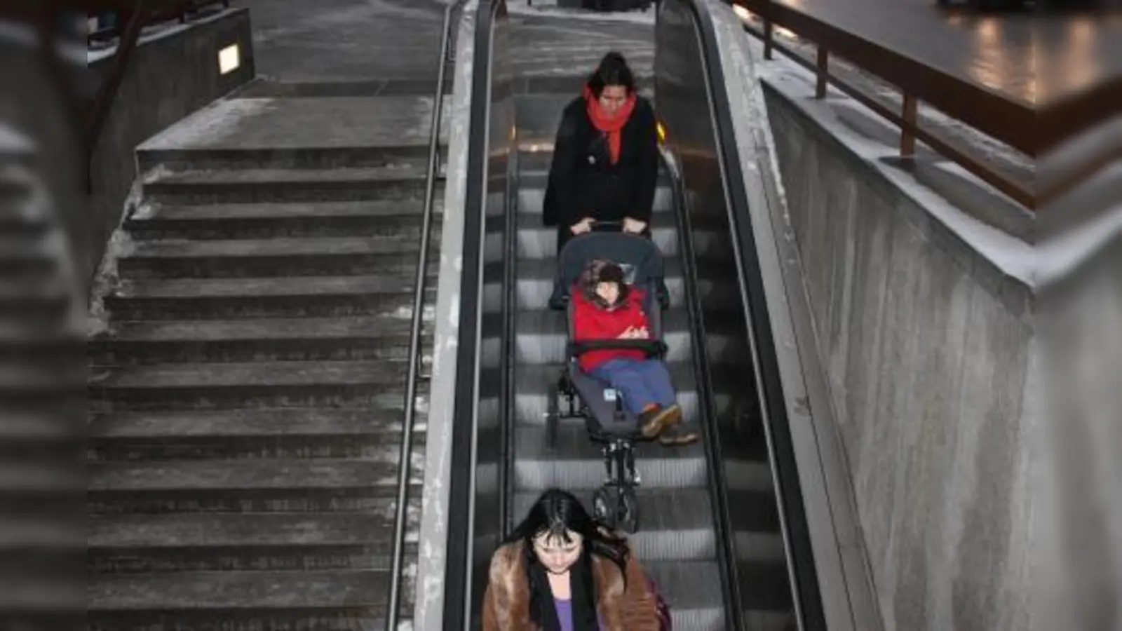 Solche Bilder könnten bald der Vergangenheit angehören: Seit dem 1. Januar gilt eine neue EU-Norm, die das Verbot von Kinderwägen auf Rolltreppen regelt. Wie das Ganze jedoch umgesetzt wird, ist noch unklar.