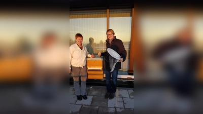 Echings Bürgermeister Thaler: „Fleißige Arbeitskräfte sind im Rathaus immer willkommen! Ich bin schon gespannt, wie viel Echinger Rathaushonig unsere Bienen erzeugen werden.“ (Foto: VA)