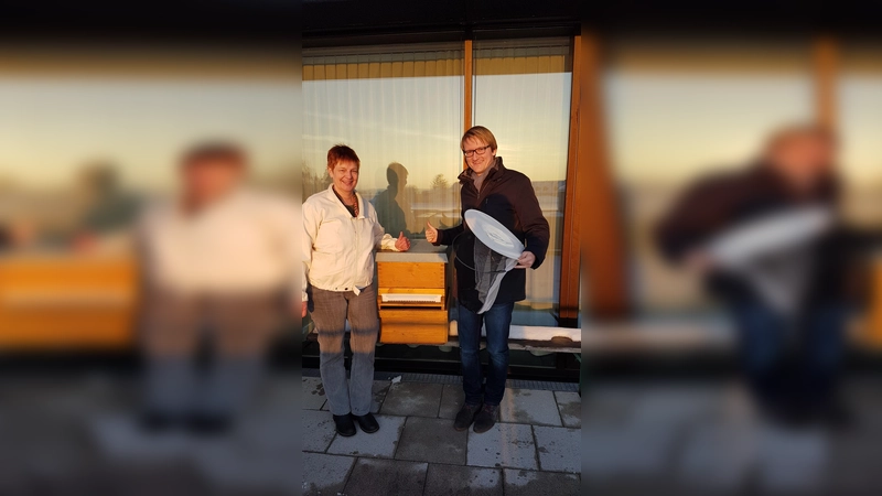 Echings Bürgermeister Thaler: „Fleißige Arbeitskräfte sind im Rathaus immer willkommen! Ich bin schon gespannt, wie viel Echinger Rathaushonig unsere Bienen erzeugen werden.“ (Foto: VA)