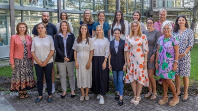 Schulamtsdirektorin Karin Huber-Weinberger (l.) begrüßt zusammen mit Personalratsvorsitzende Nicole Bannert (3. v.r.), Schulamtsdirektorin Manuela Hollweg (r.) und Seminarrektorin Regina Winkler-Menzel (2.v.r.) die neuen Lehramtsanwärterinnen und Lehramtsanwärter. (Foto: LRA Starnberg)
