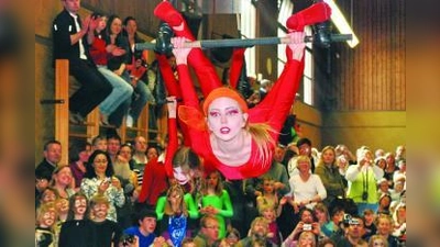 &lt;b&gt;LILALU-Ostergala im TSV Neuhausen-Nymphenburg: Die jungen Trapezkünstlerinnen begeisterten das Publikum.&lt;/b&gt; (Foto: Nicole Richter)