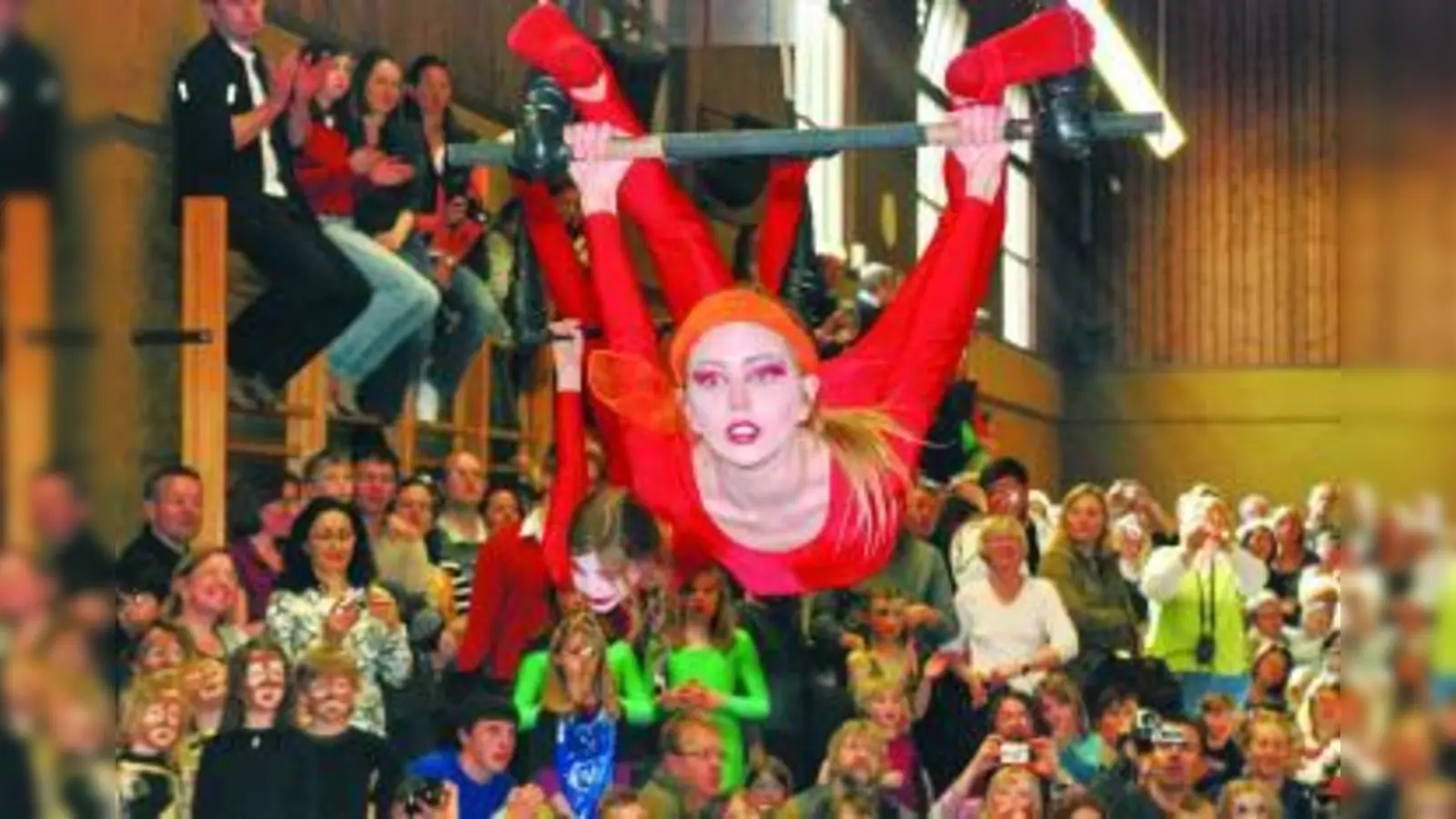 &lt;b&gt;LILALU-Ostergala im TSV Neuhausen-Nymphenburg: Die jungen Trapezkünstlerinnen begeisterten das Publikum.&lt;/b&gt; (Foto: Nicole Richter)