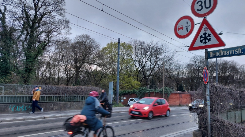 Auf der Regerbrücke soll ein neu eingeführtes Überholverbot mehr Sicherheit für Radfahrer garantieren. (Foto: bas)