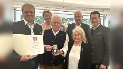 Feierten 50 Jahre Nachbarschaftshilfe in Feldafing: v.l.: Bürgermeister Bernhard Sontheim, NBH Geschäftsführerin Eva Spiegelburg, NBH zweiter Vorstand Reinhold Jauernek, ehemalige NBH Vorstandsvorsitzende Vera Schmid, NBH erster Vorstandsvorsitzender Walter Föhr und Landrat Stefan Frey (Foto: NBH Feldafing)