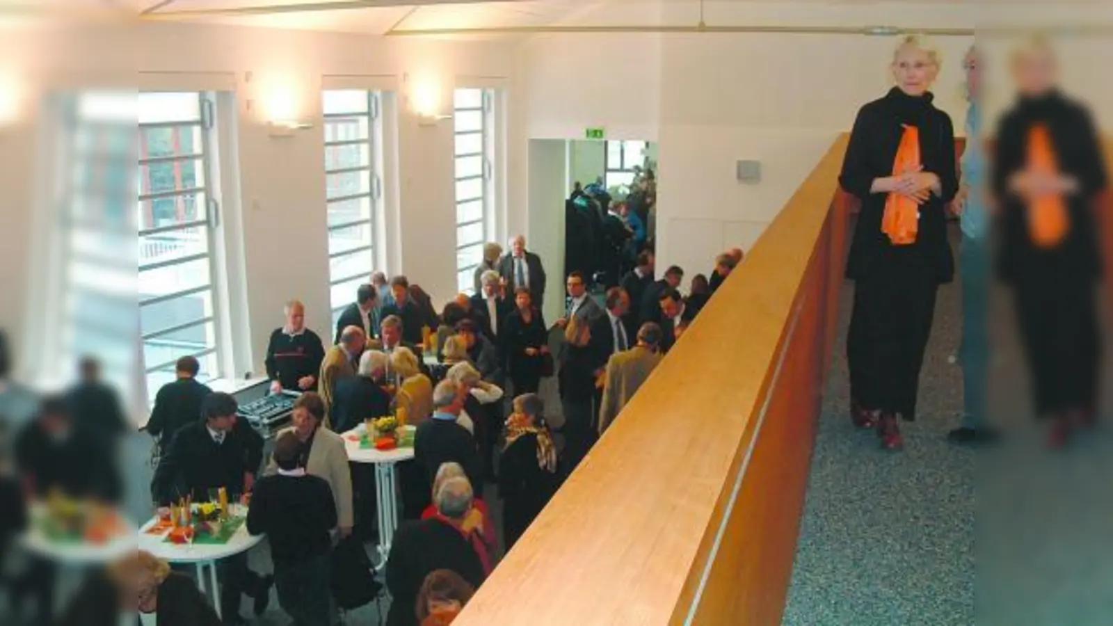 Blick von der Lesegalerie auf den Veranstaltungssaal der Stadtbibliothek, in dem auch die Eröffnungsfeier stattfand. (Foto: bb)