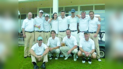 Das erfolgreiche Team vom GC Rottbach (hinten, v.l.): Johan Lager, Philpp Stöbe, Maxi Kauderer, Helli Schamberger, Ralf Tessmann, Tobi Jost, Walter Kauderer und Stefan Reichenbach. Vorne, v.l.: Kapitän Roland Binder, Florian Lehner, Uwe Mielke und Norbert Schmuck. (Foto: GC Rottbach)