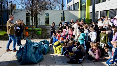 Die Schüler befreiten ihr Schulumfeld, Wege, Spielplätze und Grünanlagen von achtlos weggeworfenem Abfall. (Foto: Stadt Germering)