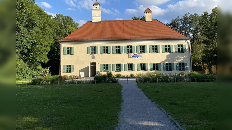 Im Pelkovenschlössl und auf der großen Wiese davor können Bewegungsfreunde jeden Alters am 5. Juli an vielfältigen Sportspielen und Workshops teilnehmen.  (Foto: Isabel Metzger)