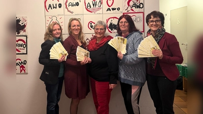 Bei der Übergabe der Spenden: Beate Grimminger, Heidi Müller, Ulrike Bittner, Beate Attenberger und Elfriede Gindert. (Foto: FU Markt Schwaben)