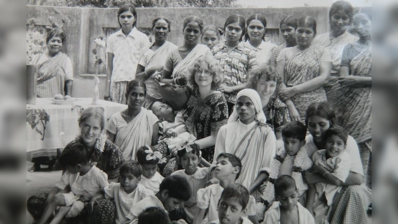 Elisabeth und Angelika Kreuz 1979 als Volunteers bei Mutter Teresa in Indien. (Foto: Elisabeth Kreuz)