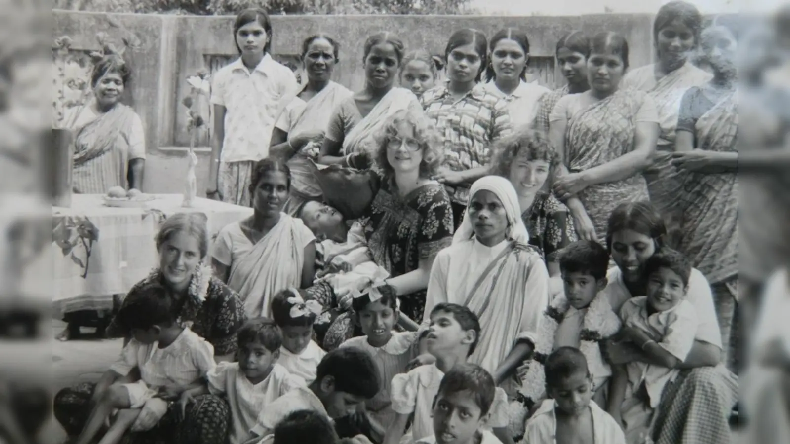 Elisabeth und Angelika Kreuz 1979 als Volunteers bei Mutter Teresa in Indien. (Foto: Elisabeth Kreuz)