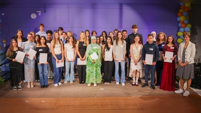 Das sind die besten Absolventinnen und Absolventen aus Münchner Mittelschulen mit dem Mittleren Bildungsabschluss (10. Klasse) und die besten Absolventinnen und Absolventen aus den Münchner Praxisklassen mit der leitenden Ministerialdirigentin Eva Schwab (rechts).  (Foto: StMuK / Alexandra Beier)