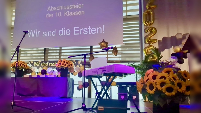 Die ersten Abschlussklassen des Schulcampus Freiham haben ihre Zeugnisse erhalten. Das Festmotto war selbsterklärend: „Wir sind die Ersten!“ (Foto: Ulrike Seiffert)