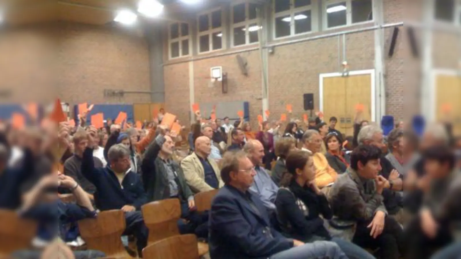 Die Obermenzinger beteiligten sich rege an der Bürgerversammlung in der vergangenen Woche. Die Turnhalle der Grandlschule war voll besetzt. (Foto: US)