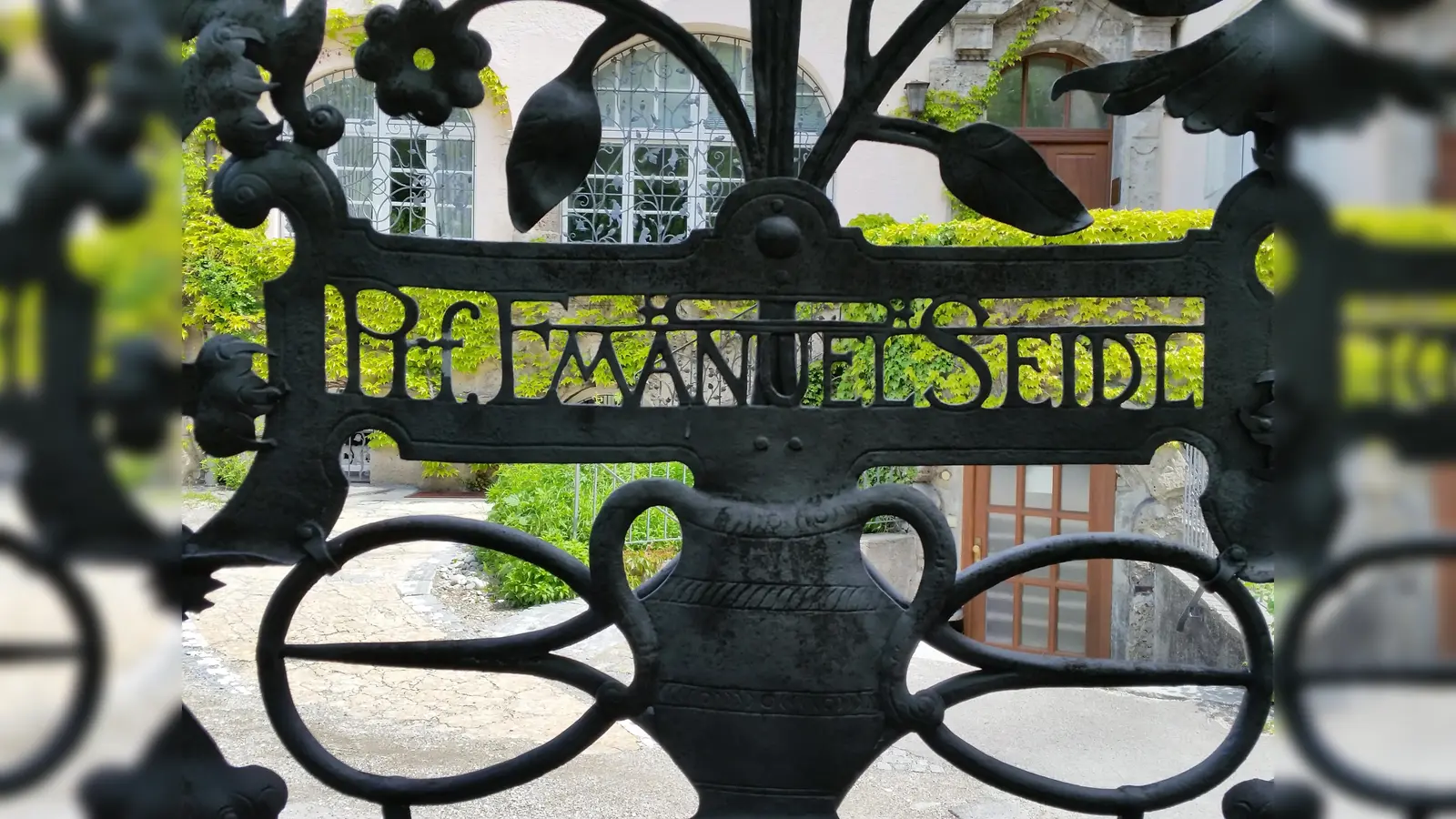 Führung "Villen im Wiesnviertel": Tor am Wohnhaus des Architekten Emanuel von Seidl (1856-1919) am Bavariaring 10. (Foto: Beate Bidjanbeg)