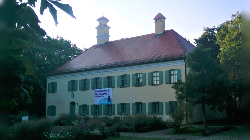 Im Pelkovenschlössl am Moosacher St.-Martins-Platz liest die Kinderbuchautorin Martina Baumbach. (Foto: bas)