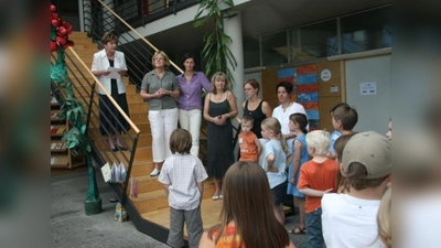 Dickes Lob von Bürgermeisterin Annemarie Detsch (ganz links) an das Team der Schule der Phantasie für ihre Arbeit mit den Planegger und Martinsrieder Grundschülern. V.l.: Evi Adamzig, Martina Frick, Brigitte Kräh, Elisabeth Wegele und Sibylle Semlitsch. (Foto: US)