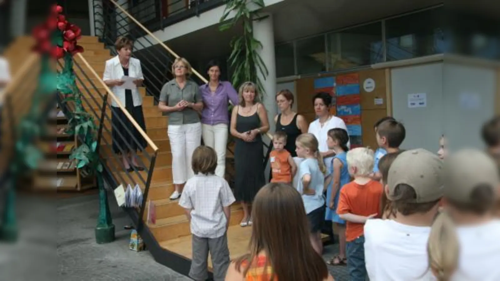 Dickes Lob von Bürgermeisterin Annemarie Detsch (ganz links) an das Team der Schule der Phantasie für ihre Arbeit mit den Planegger und Martinsrieder Grundschülern. V.l.: Evi Adamzig, Martina Frick, Brigitte Kräh, Elisabeth Wegele und Sibylle Semlitsch. (Foto: US)